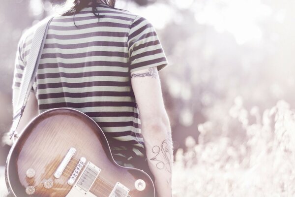 Lieder über das Notfallministerium unter der Gitarre