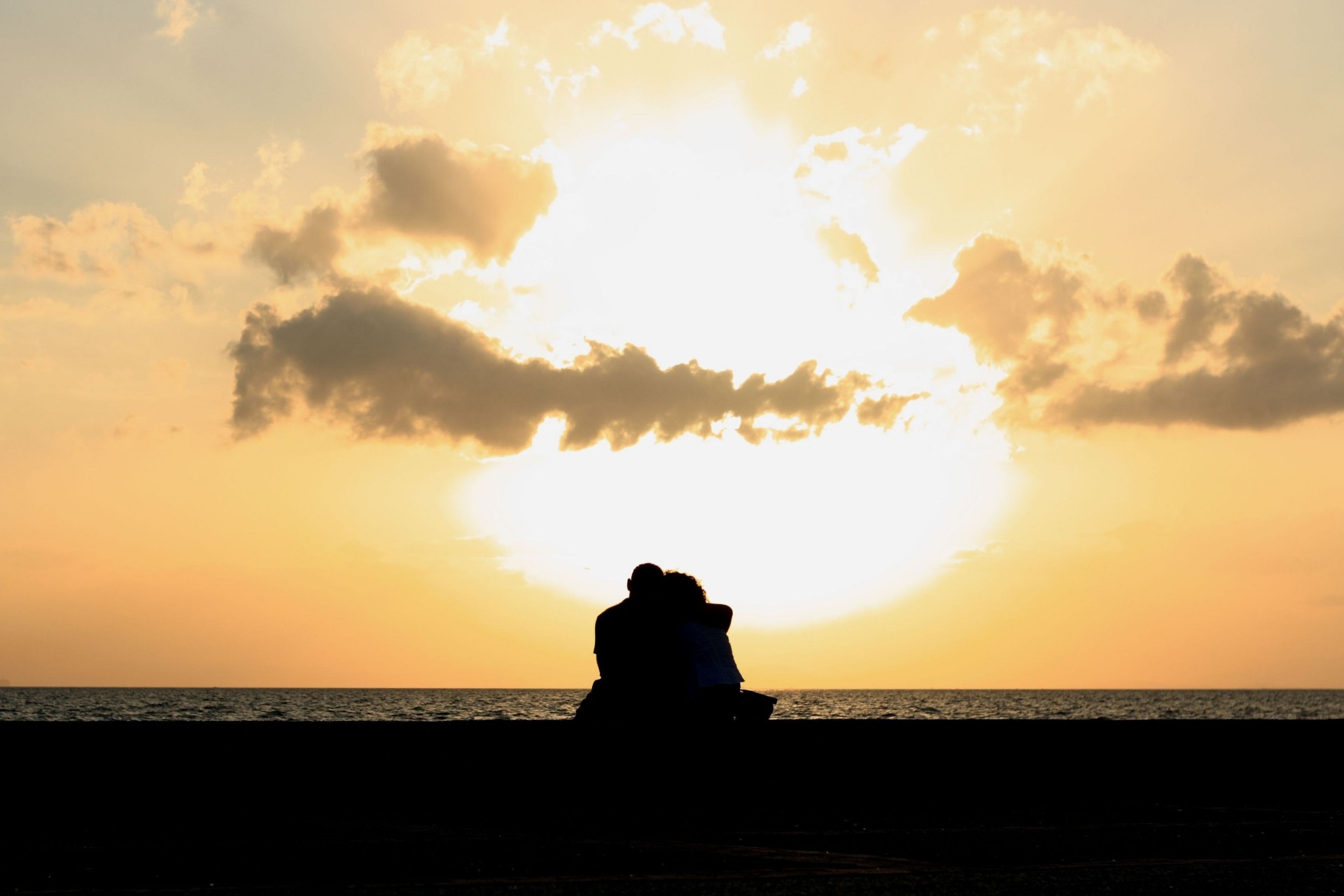 widescreen vollbild mann himmel hintergrund frau mädchen liebe tapete paar stimmung gefühle wasser silhouetten fluss paar wolken meer