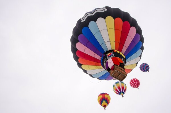 Bunte Luftballons am Himmel