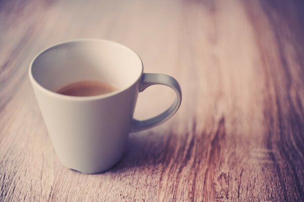 Café sur le fond de la tasse sur la table en bois