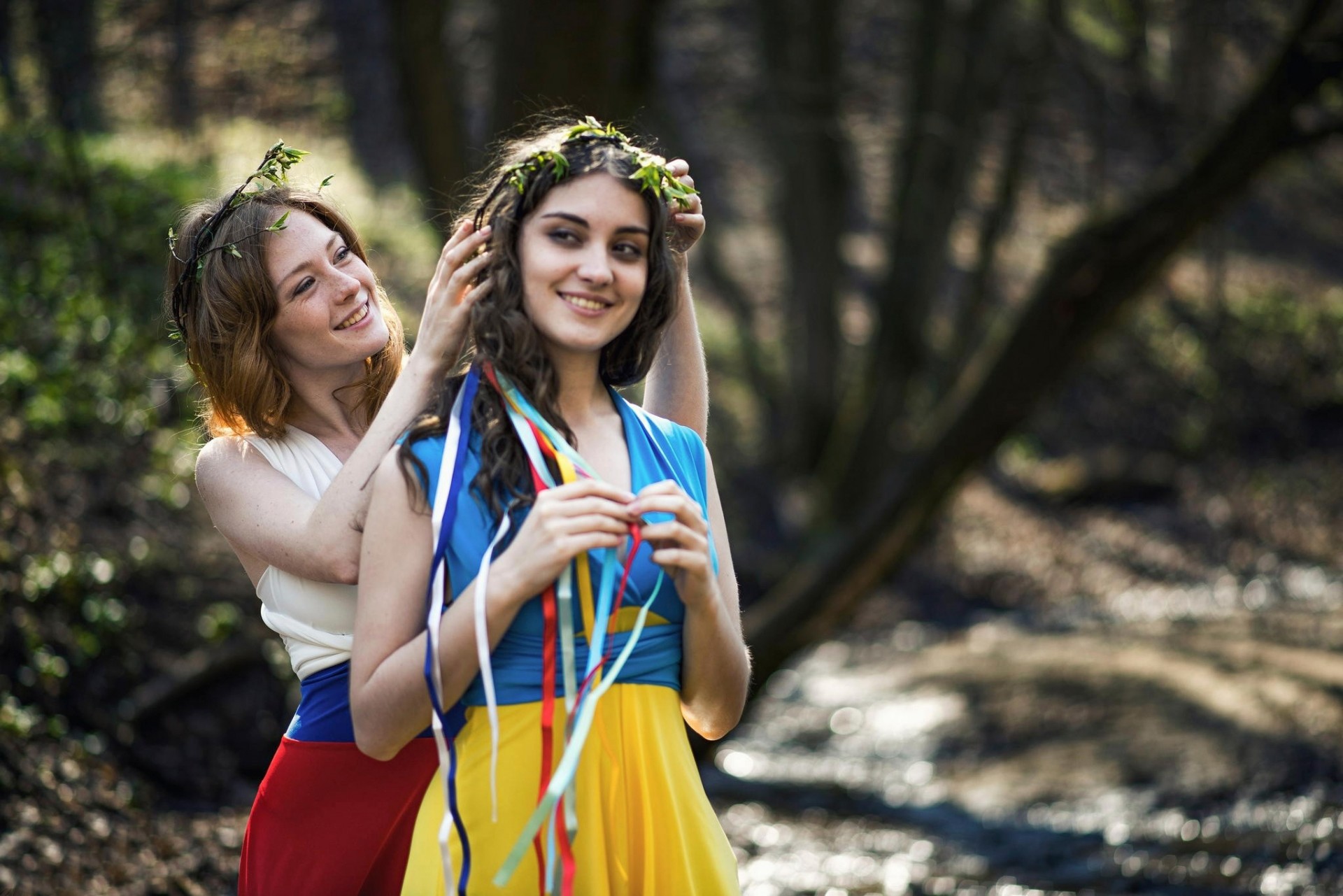 russia ragazze sorelle ucraina pace calma paesi amicizia mani