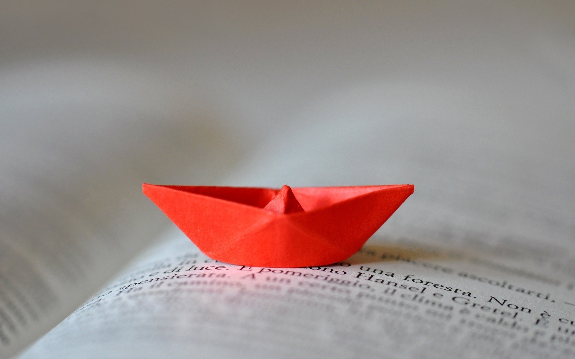 stimmung buch tapete origami hintergrund unschärfe inschrift papierschiff boot rot