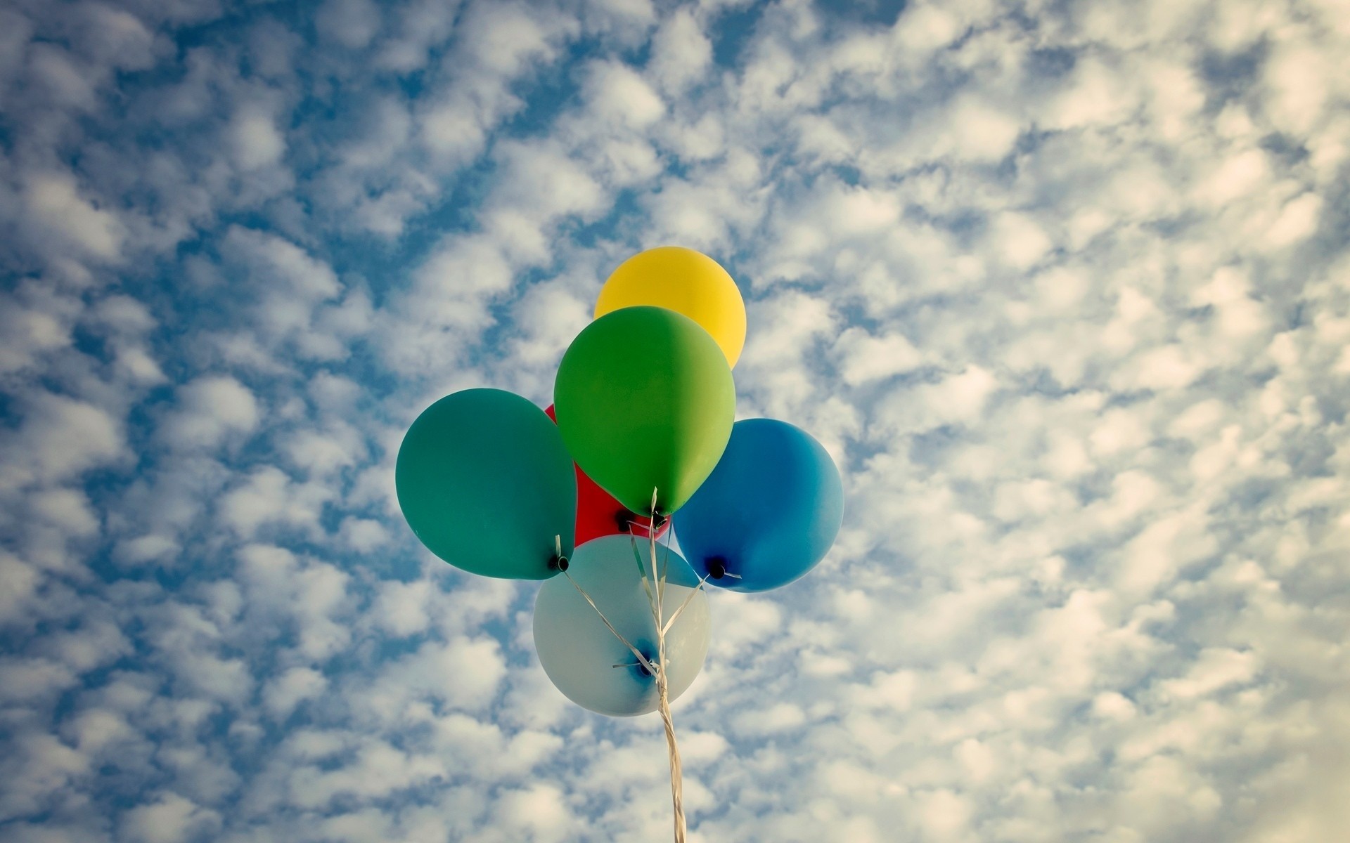 grand écran ballons plein écran humeur nuages fond papier peint ciel ballons lumineux couleurs