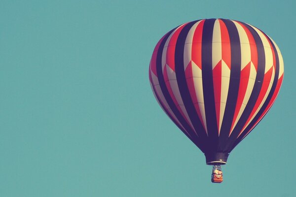 Ballon auf blauem Himmel Hintergrund