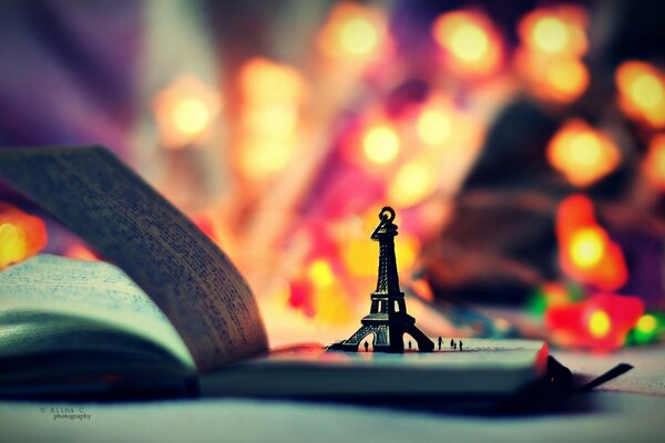 La Torre Eiffel sul libro aperto