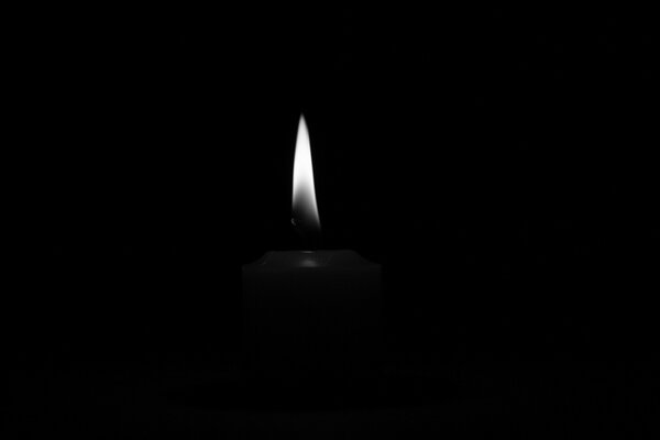 Foto in bianco e nero di una tribù di candele per il lutto