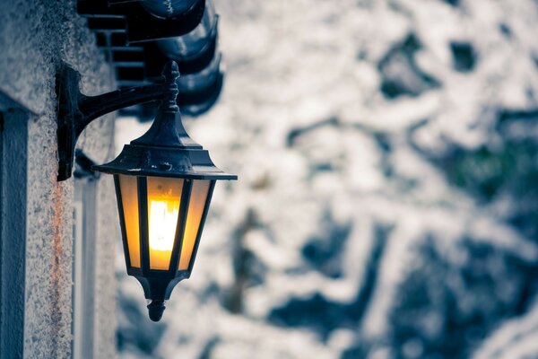 Invierno. La linterna se enciende en la calle