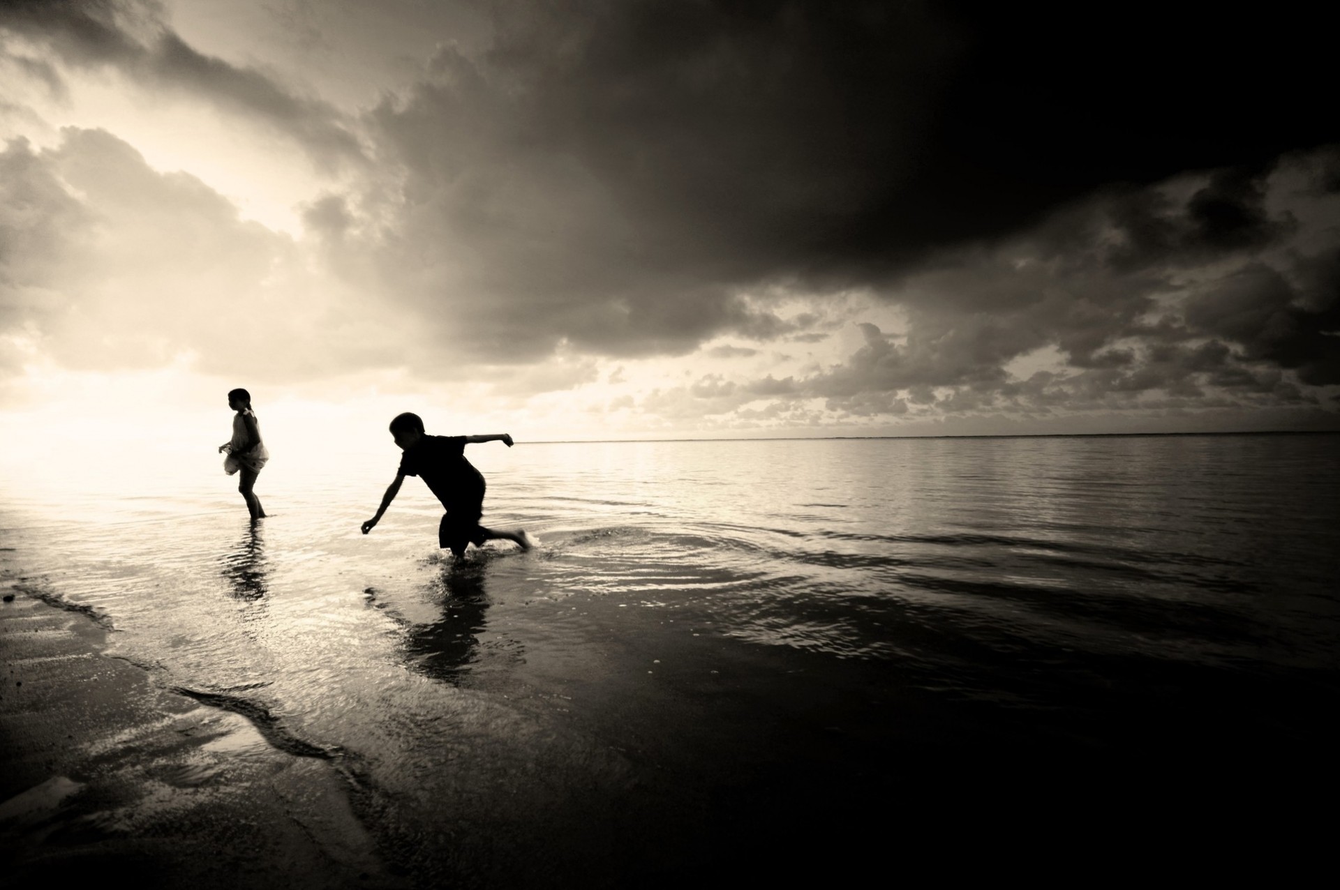 niños mar blanco y negro moe