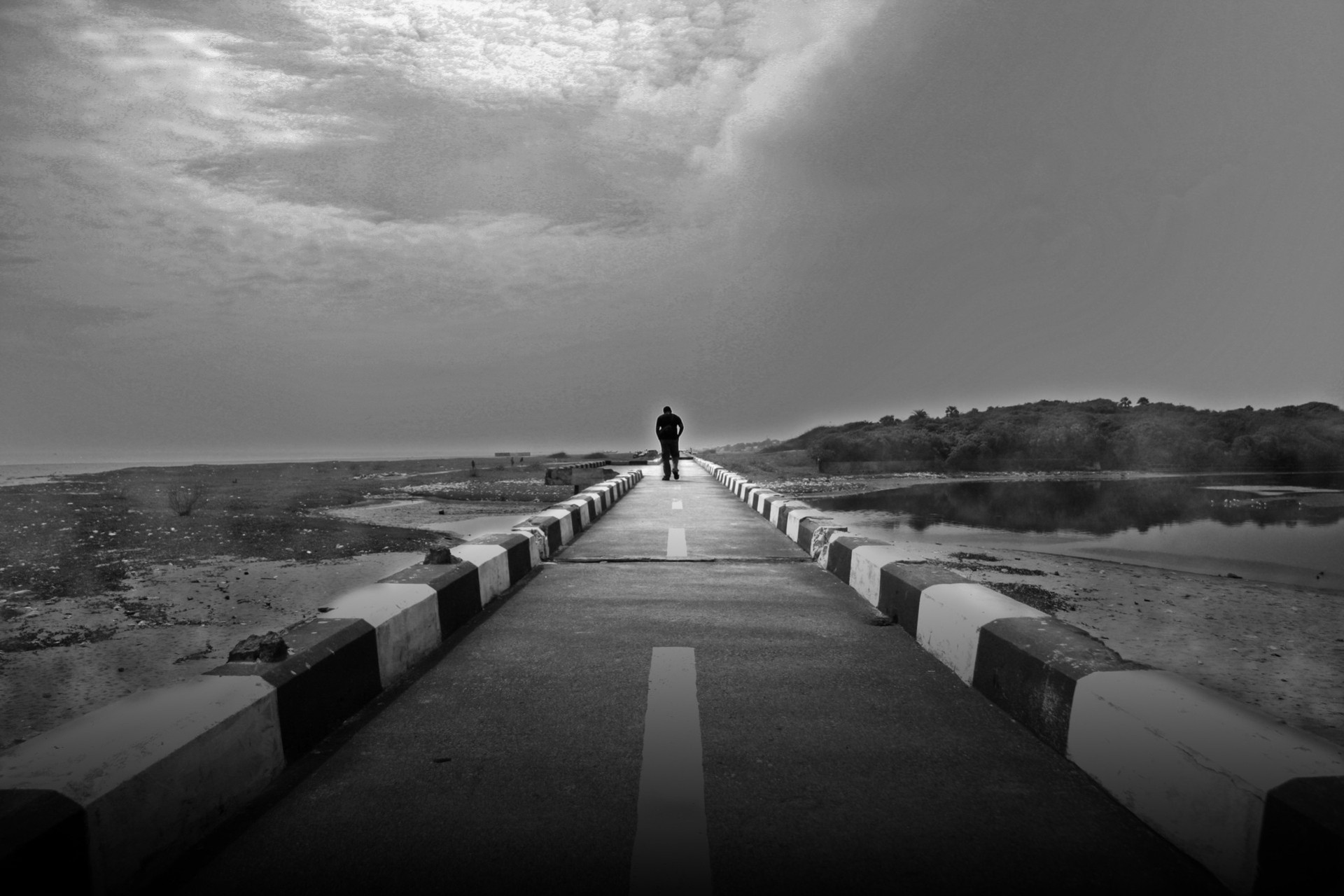 homme noir et blanc pont promenade