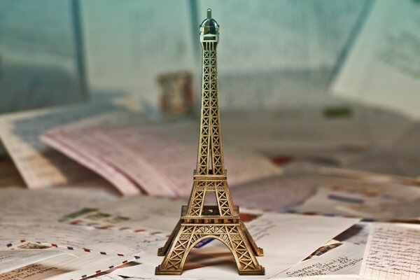 Estatua de la torre Eiffel en una mesa con letras