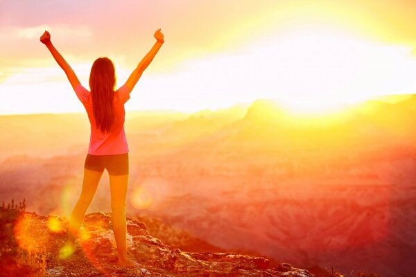 Chica deportiva libre saluda al sol