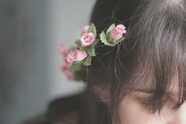 Fille avec des fleurs roses dans les cheveux