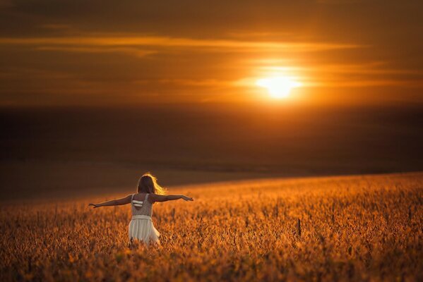 Ein Mädchen in der Sonne wirbelt im Feld