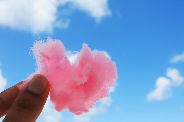 Coeur rose sur fond de nuages légers