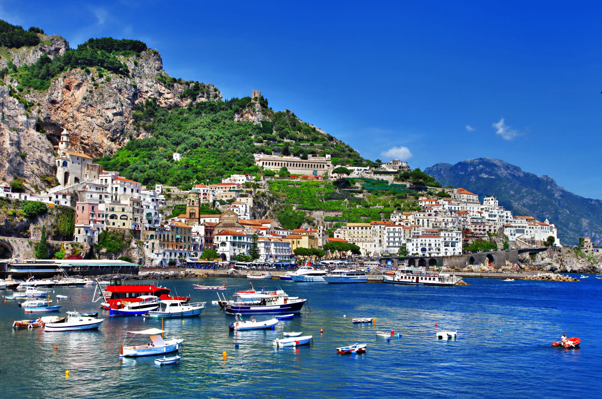 positano prowincja salerno amalfi włochy salerno wybrzeże morze wybrzeże łodzie ludzie domy budynki kościół skały zieleń natura