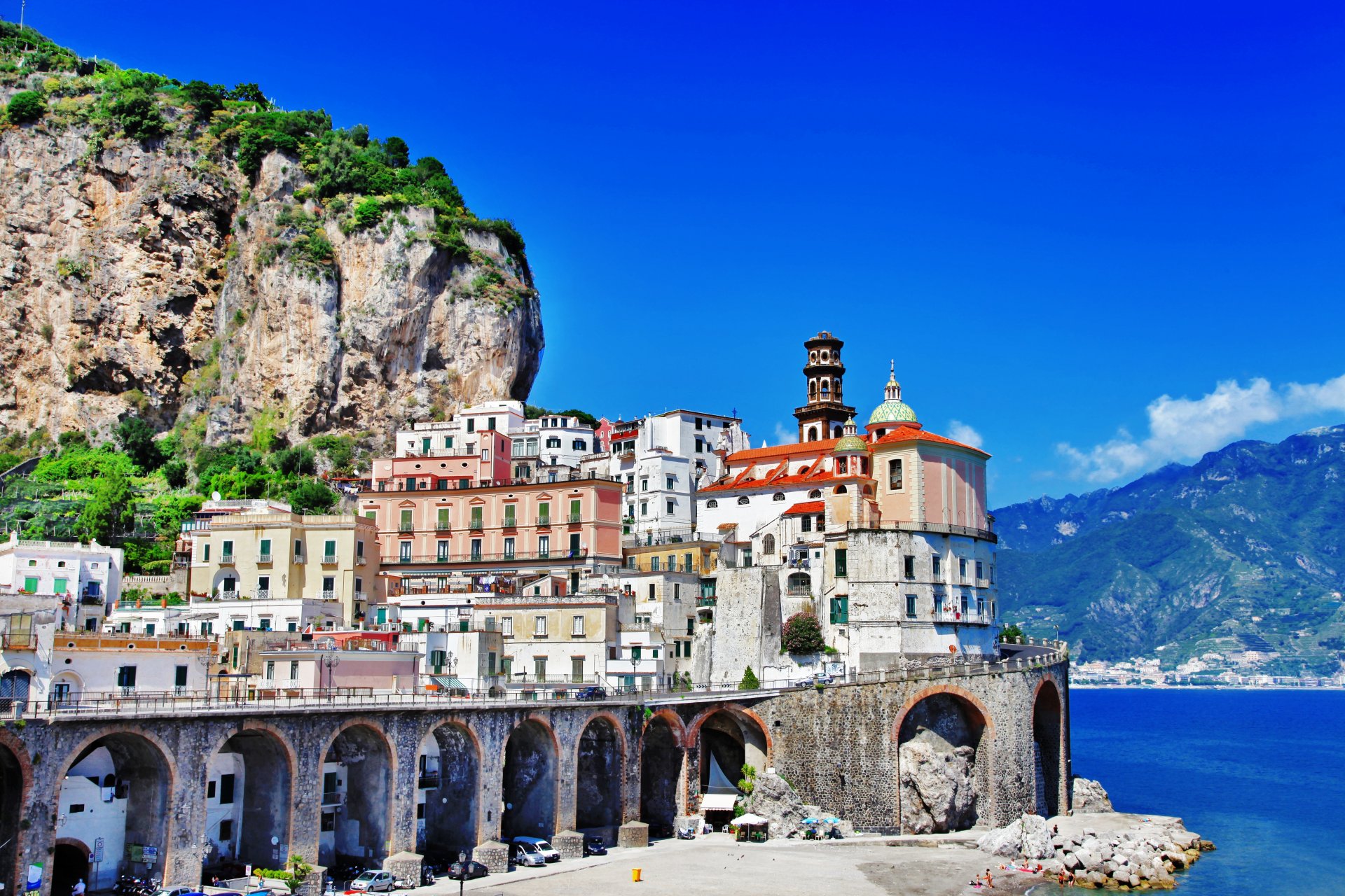 positano prowincja salerno amalfi włochy salerno morze wybrzeże wybrzeże budynki kościół kopuły domy skały góry natura krajobraz