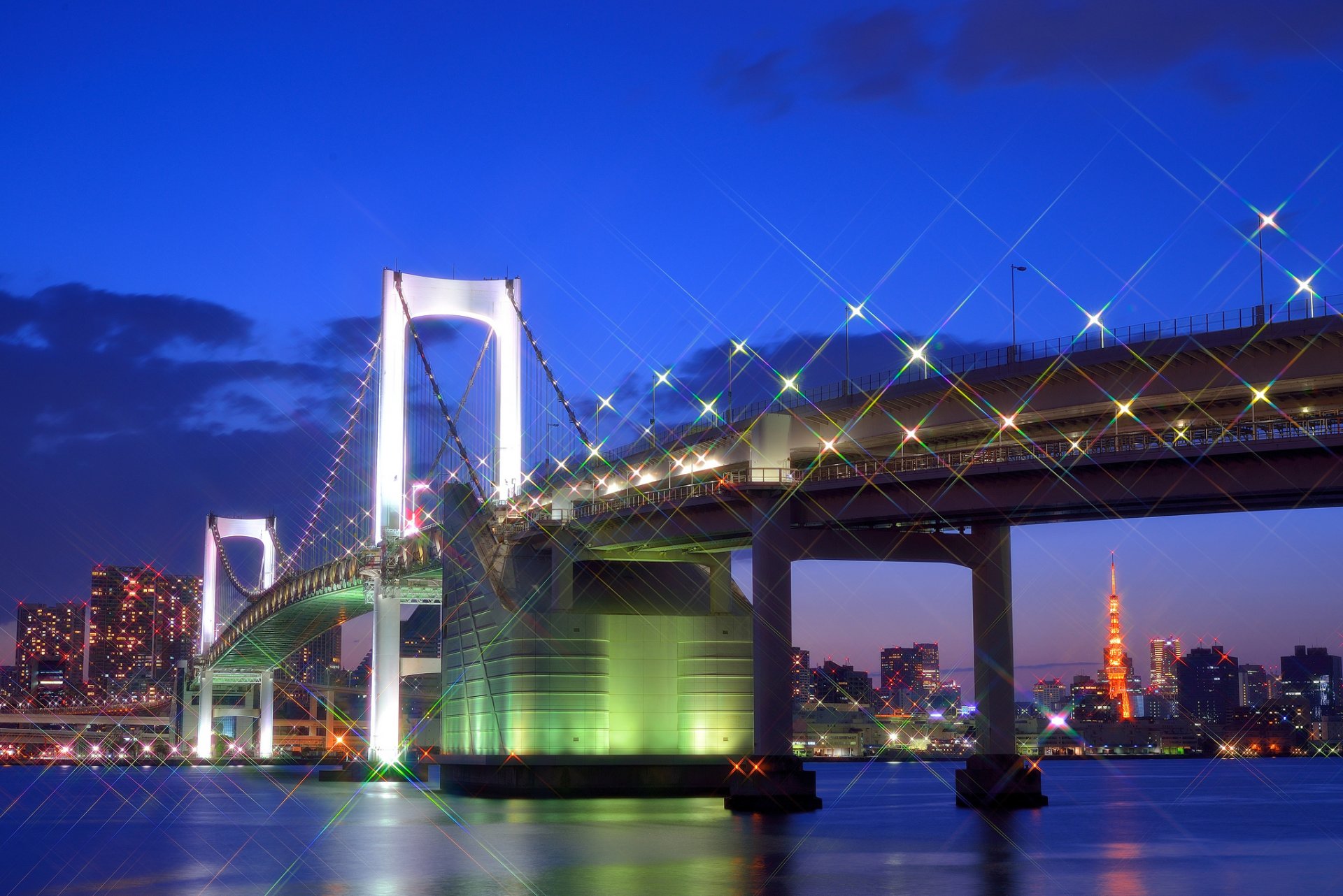 giappone tokyo capitale capitale metropoli ponte luci illuminazione lanterne abbagliamento baia case edifici notte blu cielo nuvole