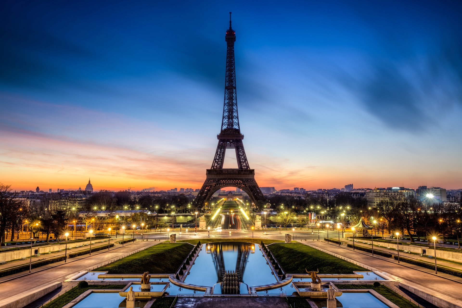 parigi francia la tour eiffel torre eiffel sera città fontane illuminazione lanterne tramonto strada luci esposizione