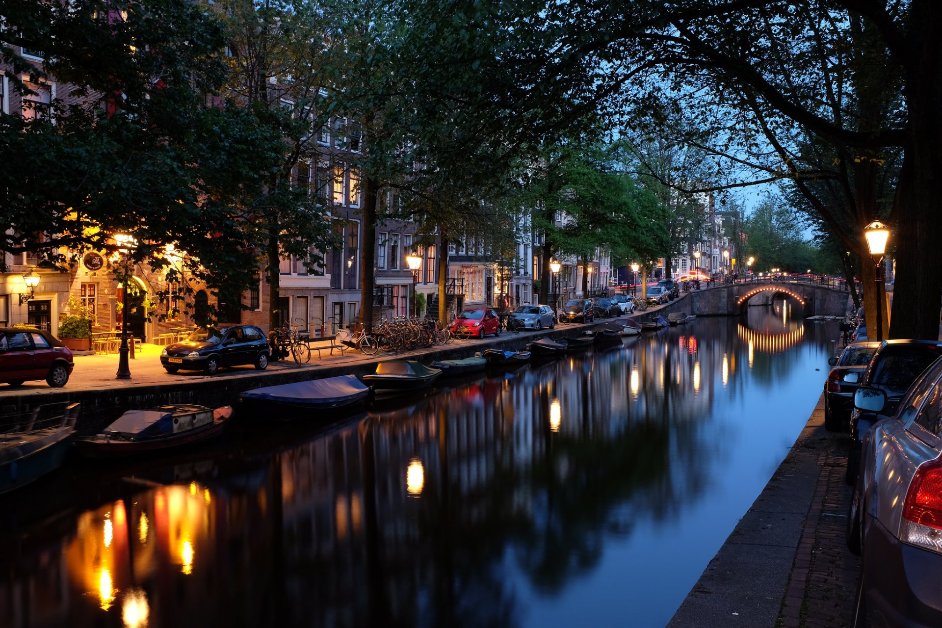 amsterdam países bajos ciudad noche puente canal río barcos coches casas linternas iluminación árboles