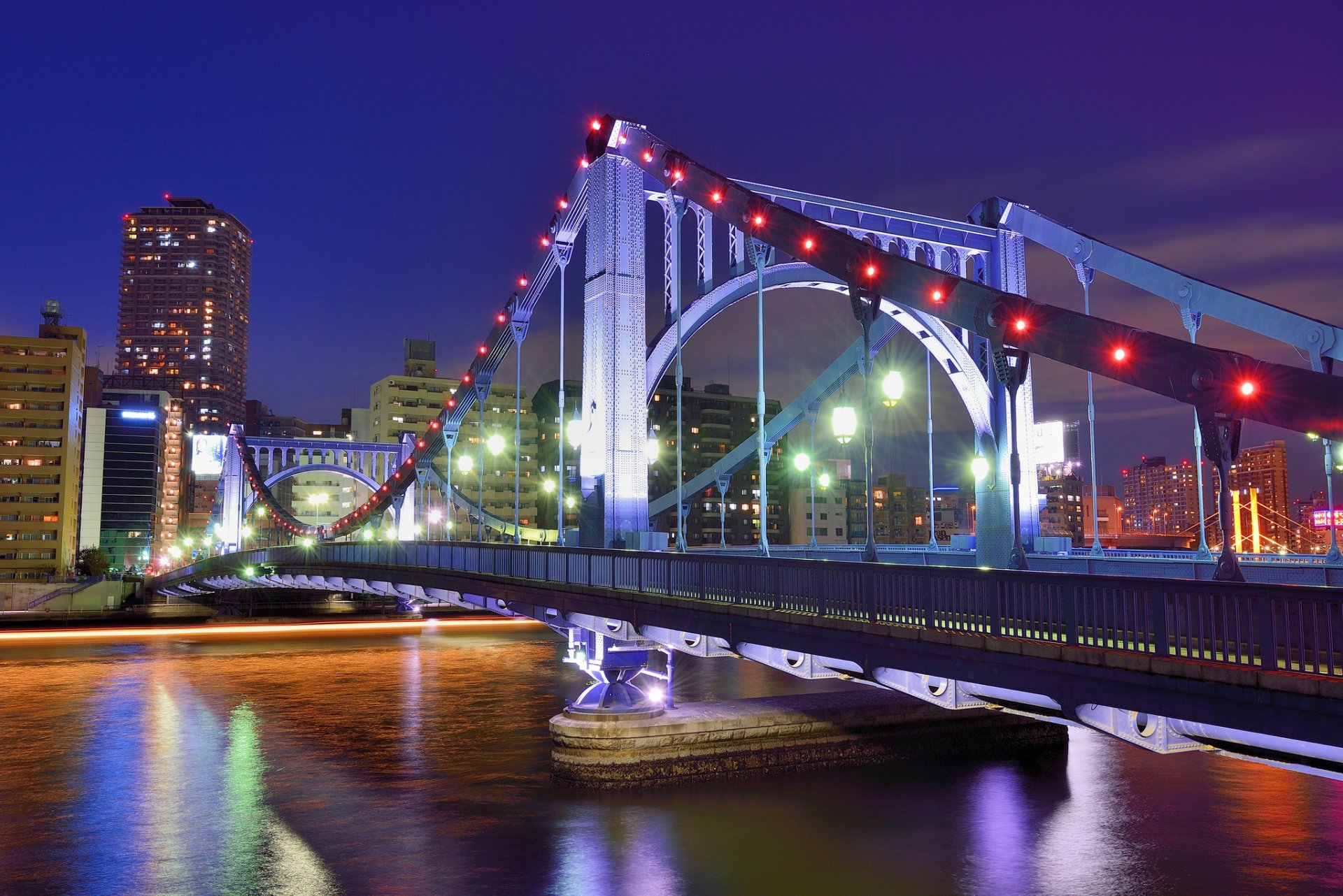 japan tokio hauptstadt hauptstadt metropole brücke lichter beleuchtung fluss häuser gebäude wolkenkratzer nacht blau himmel