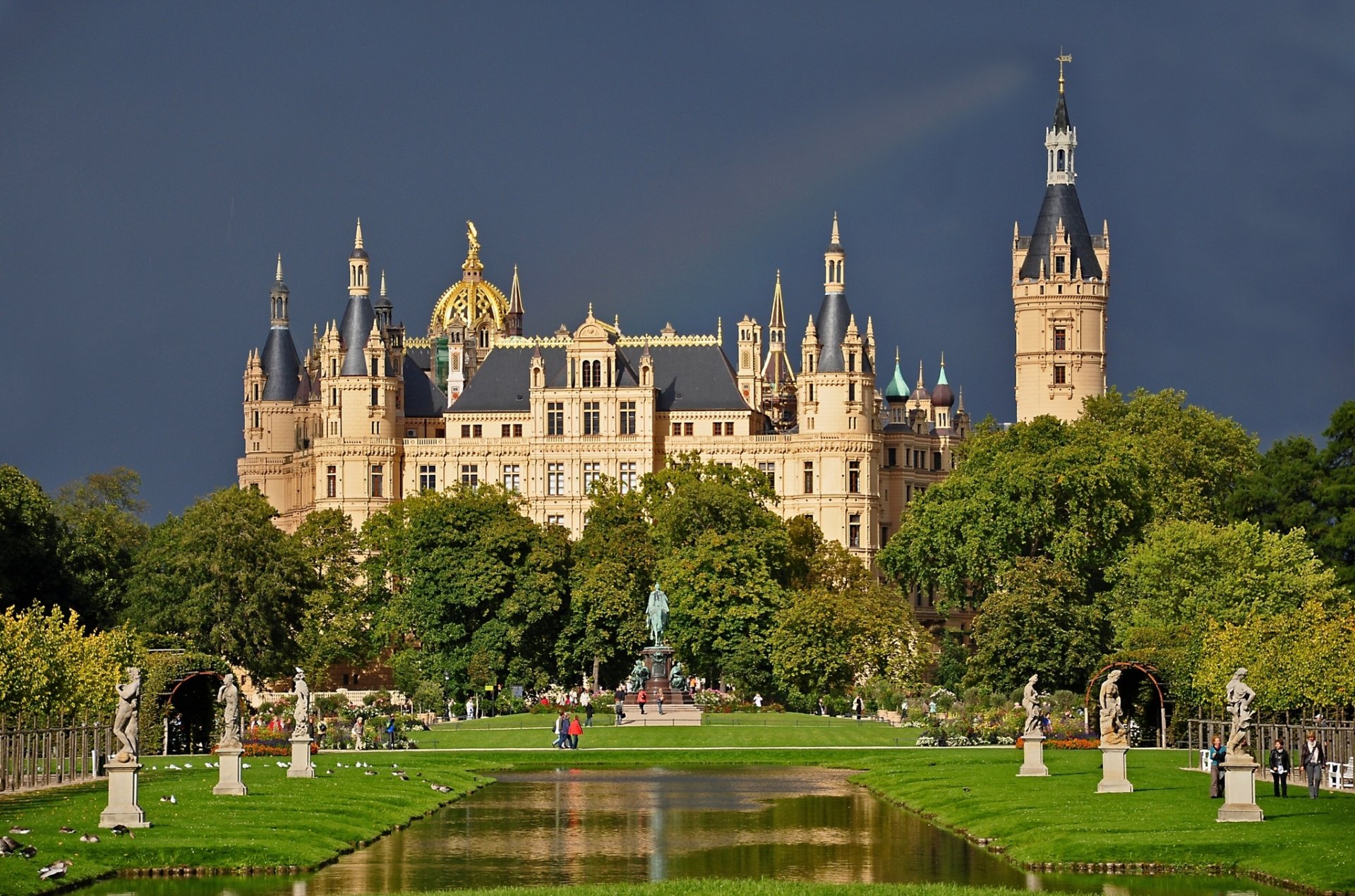 chwerin castle germany schwerin castle park pond sculpture