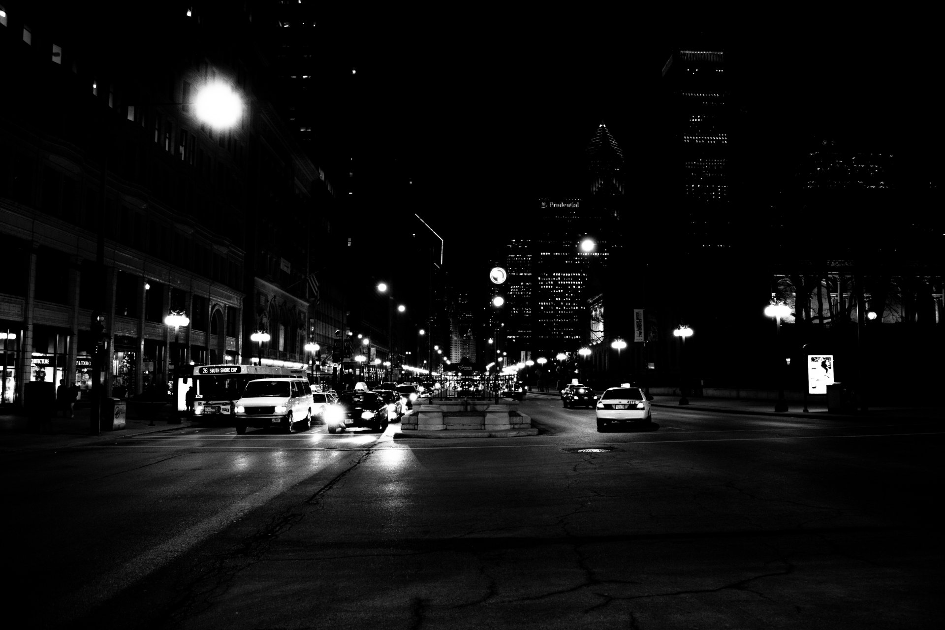 chicago america usa edifici grattacieli notte strada centro auto taxi