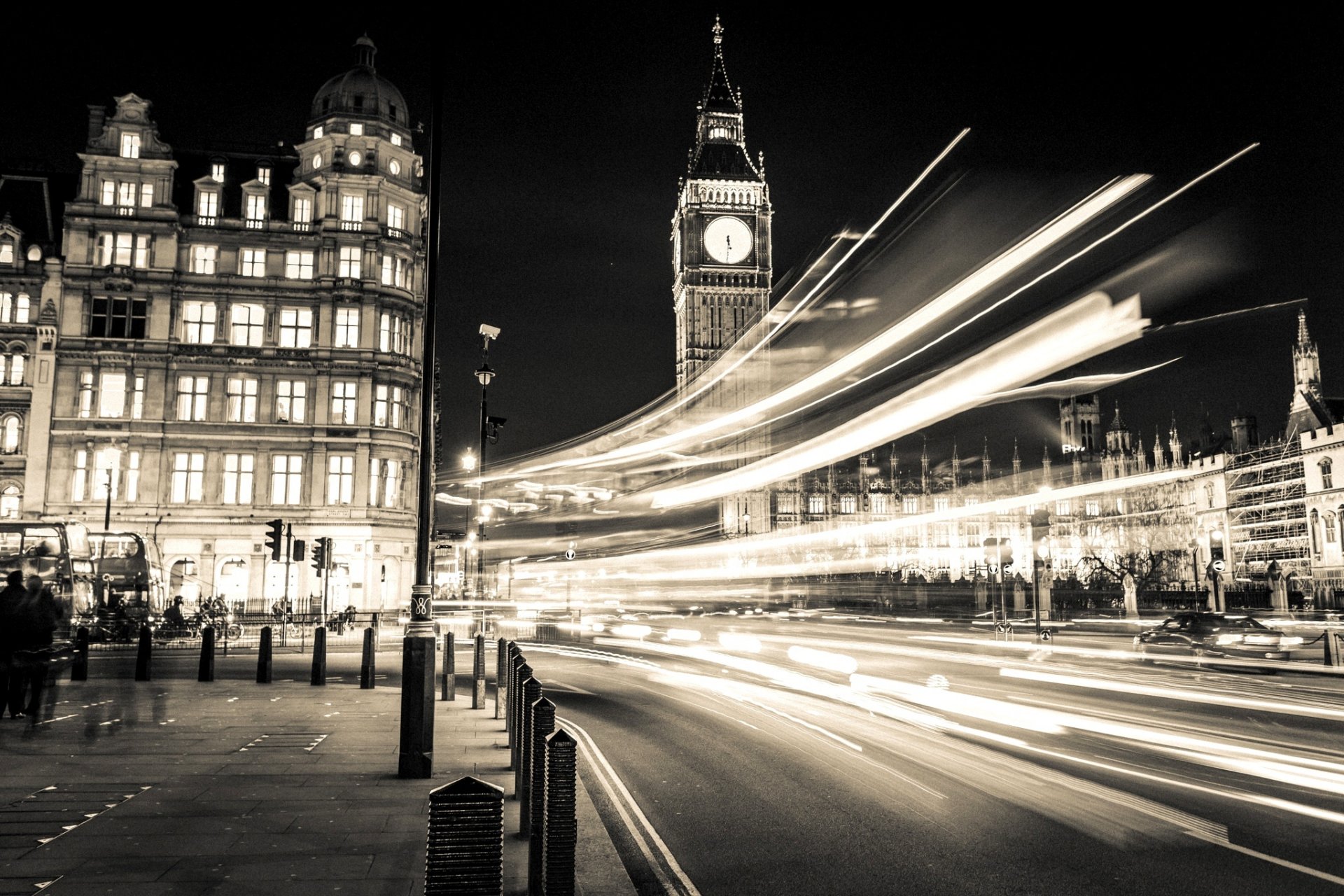 big ben london england großbritannien big ben gebäude architektur stadt nacht straße straße belichtung beleuchtung licht menschen autos schwarz und weiß