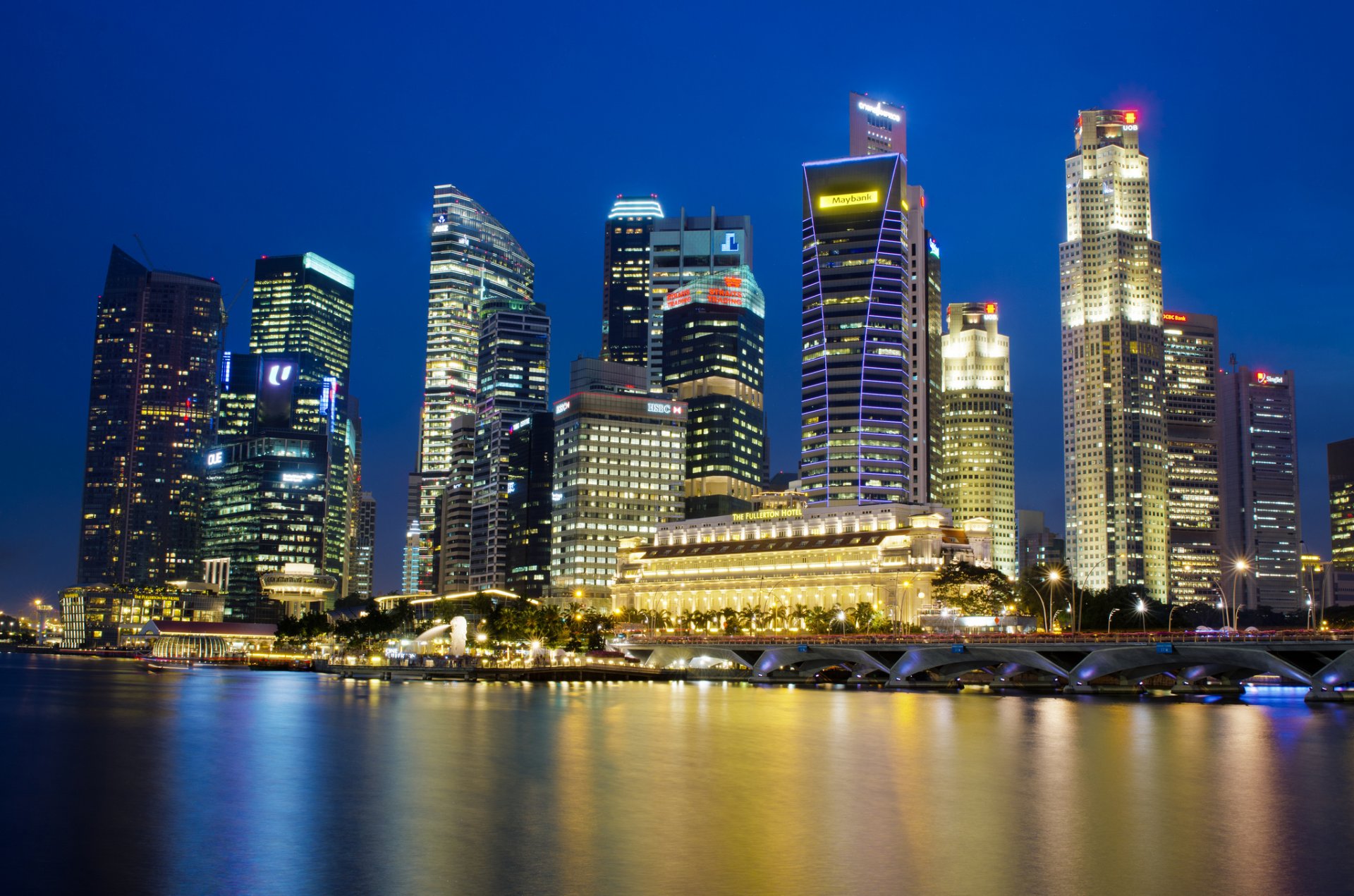 singapur stadtstaat metropole wolkenkratzer nacht lichter hintergrundbeleuchtung blau himmel bucht reflexion