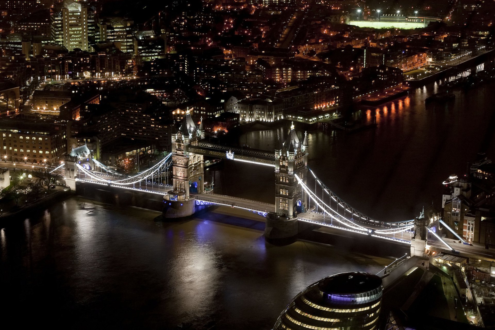 tower bridge london england großbritannien fluss thames themse rathaus nacht stadt häuser wolkenkratzer beleuchtung