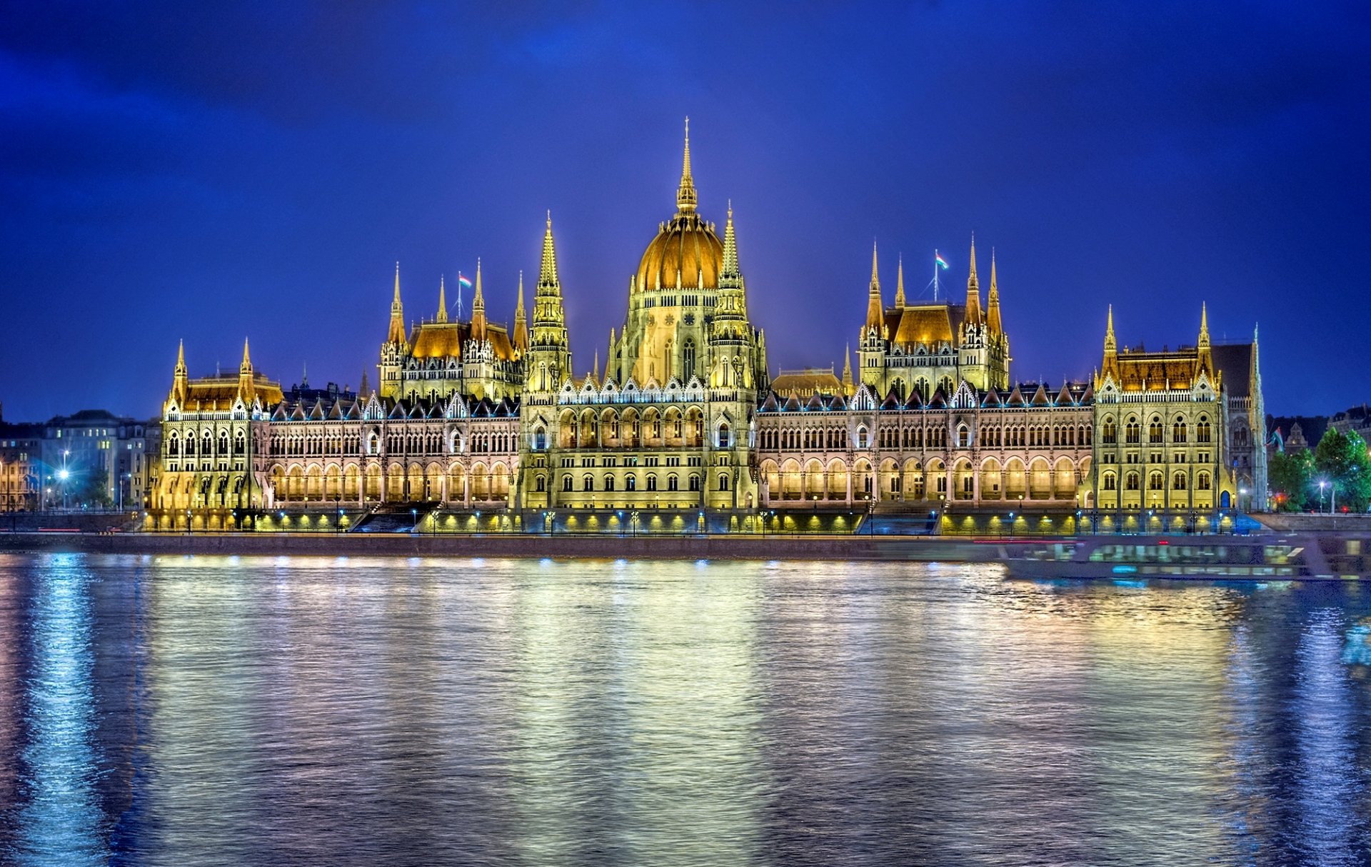 budapest magyarország ungarn stadt nacht parlament gebäude beleuchtung fluss donau wasser reflexion