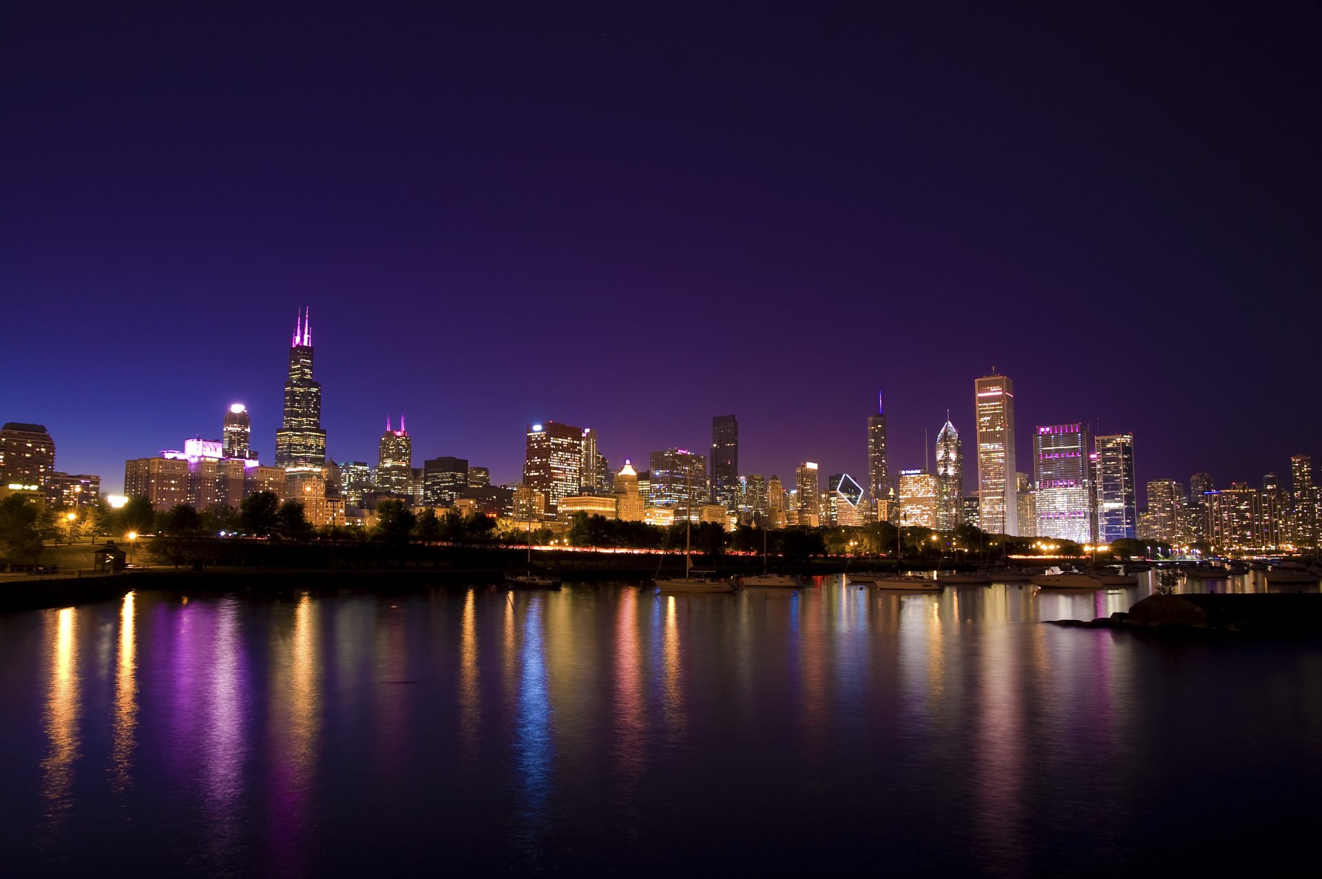 estados unidos illinois chicago ciudad noche luces paseo marítimo yates parque