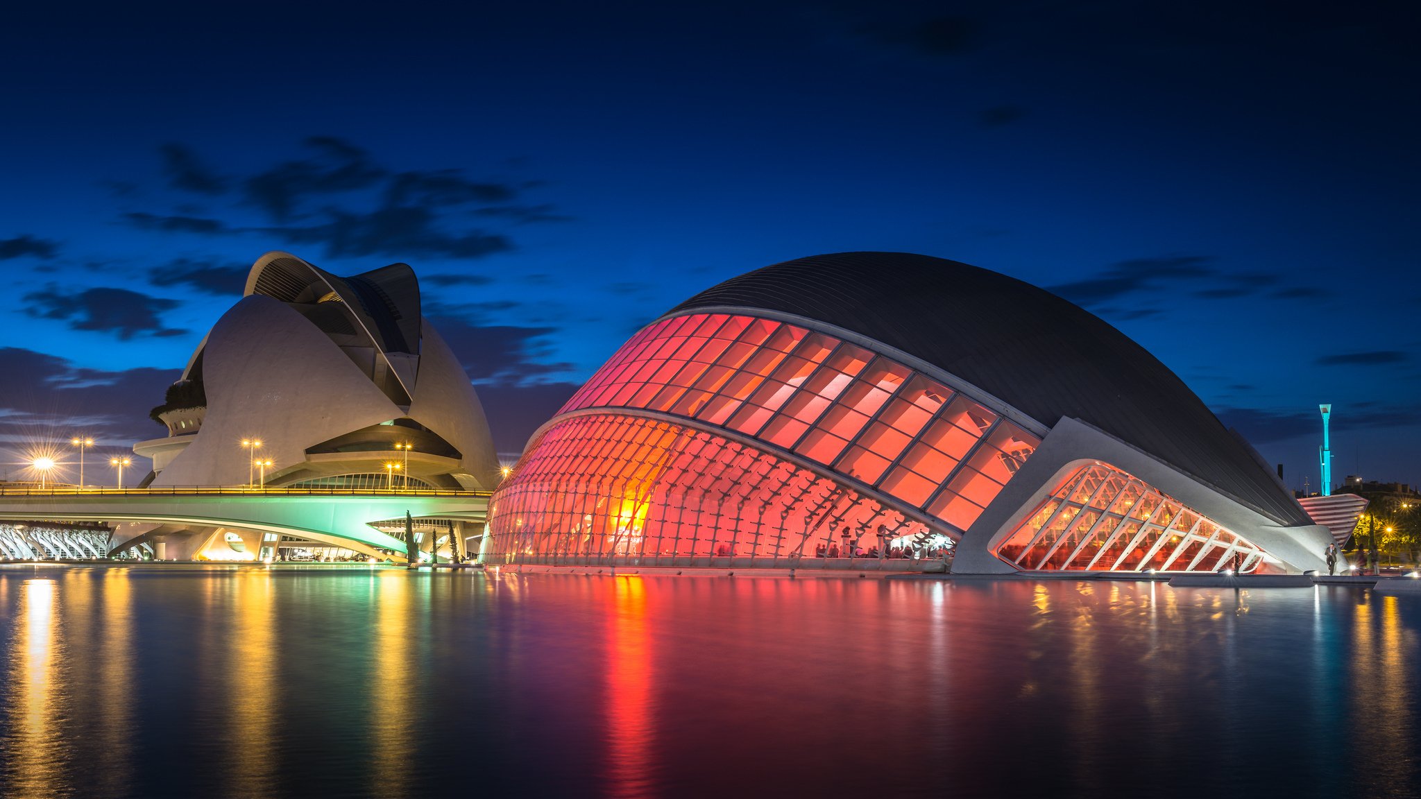 spagna valencia città delle arti e delle scienze complesso architettonico luci illuminazione lanterne ponte fiume notte blu cielo nuvole riflessione