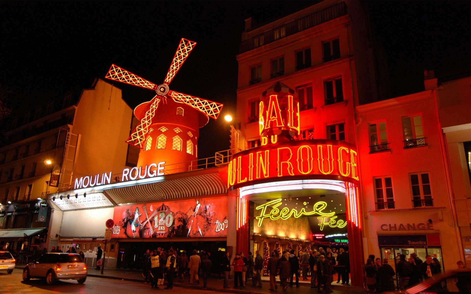 miasto paryż francja moulin rouge francja. dosłownie czerwony młyn słynny klasyczny kabaret w paryżu zbudowany w 1889 roku jedna z atrakcji stolicy francji