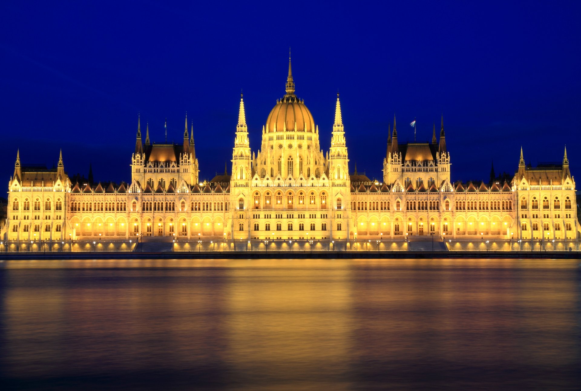 ungheria budapest capitale notte parlamento edificio architettura luci illuminazione retroilluminazione fiume danubio blu cielo