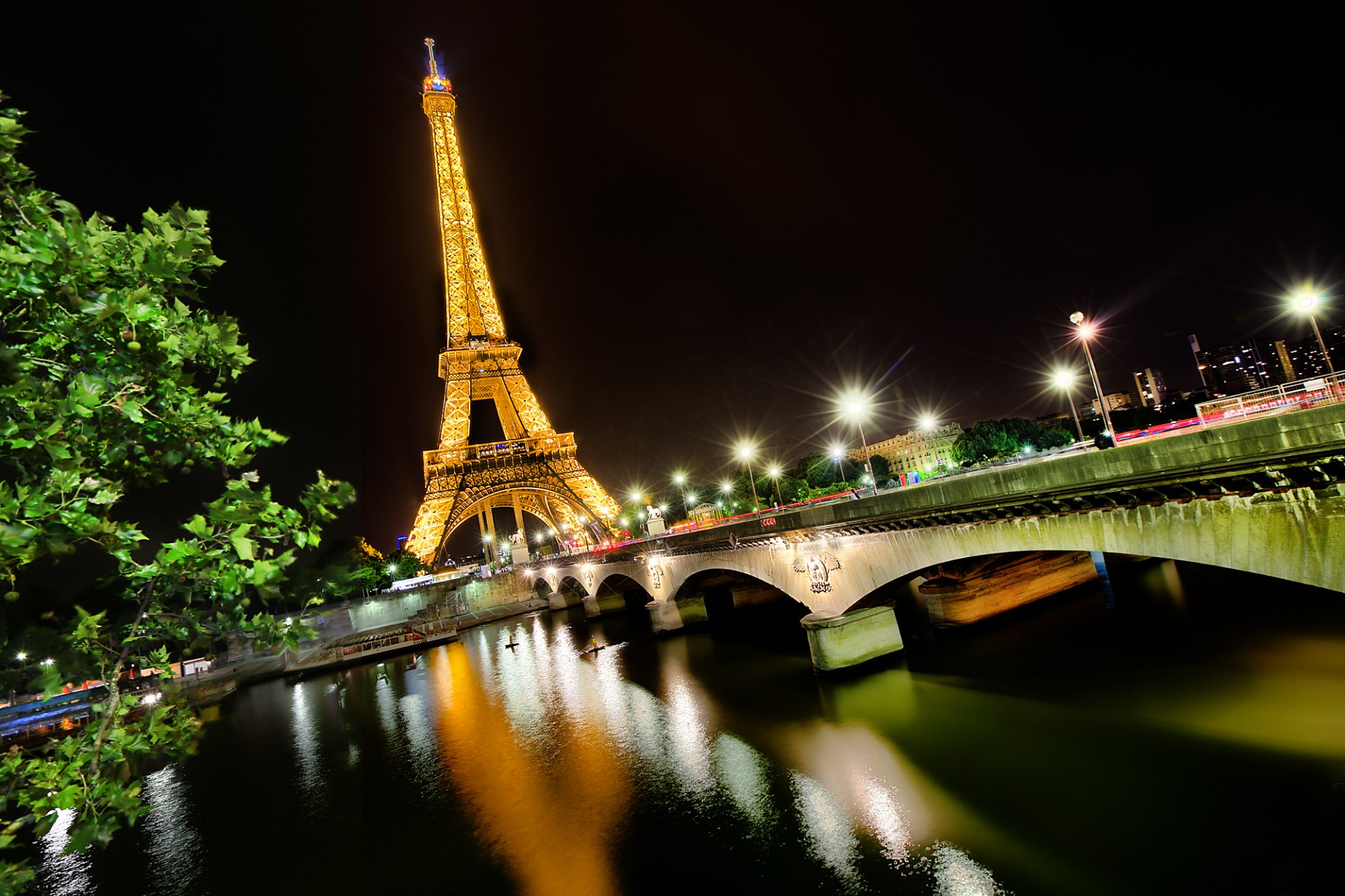 la tour eiffel wieża eiffla paryż francja miasto most noc sekwana rzeka światło