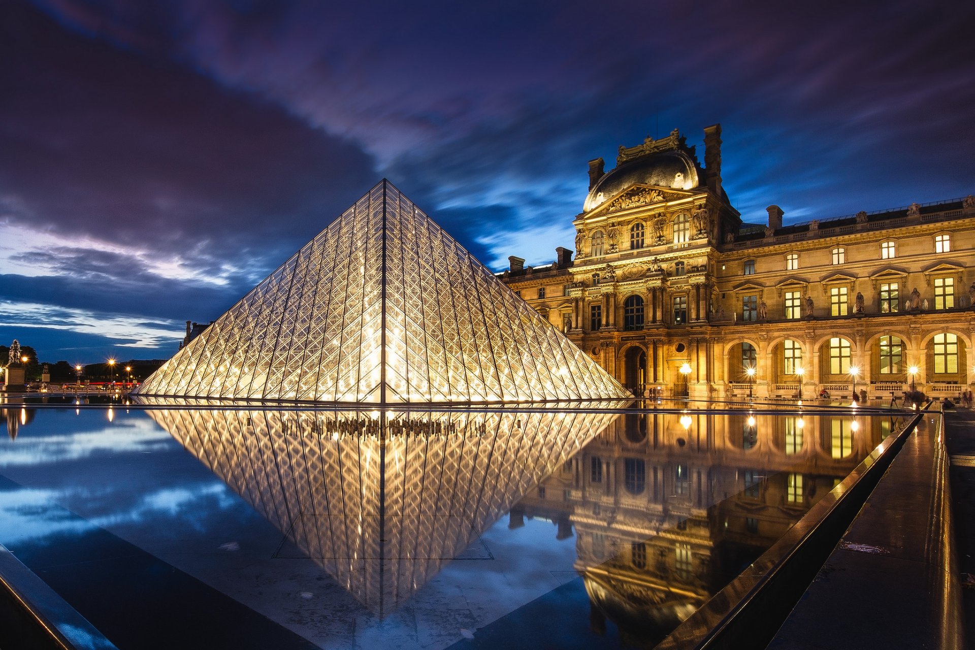 francia parigi città capitale museo louvre architettura piramide notte luci illuminazione lanterne retroilluminazione blu lilla cielo nuvole nuvole riflessione