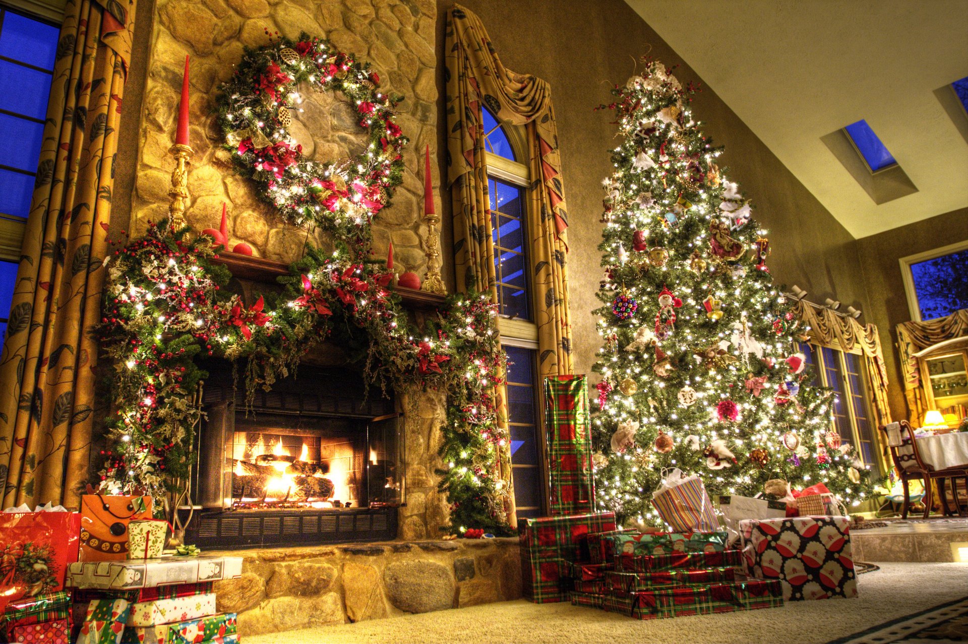 nuovo anno casa camino albero di natale regali