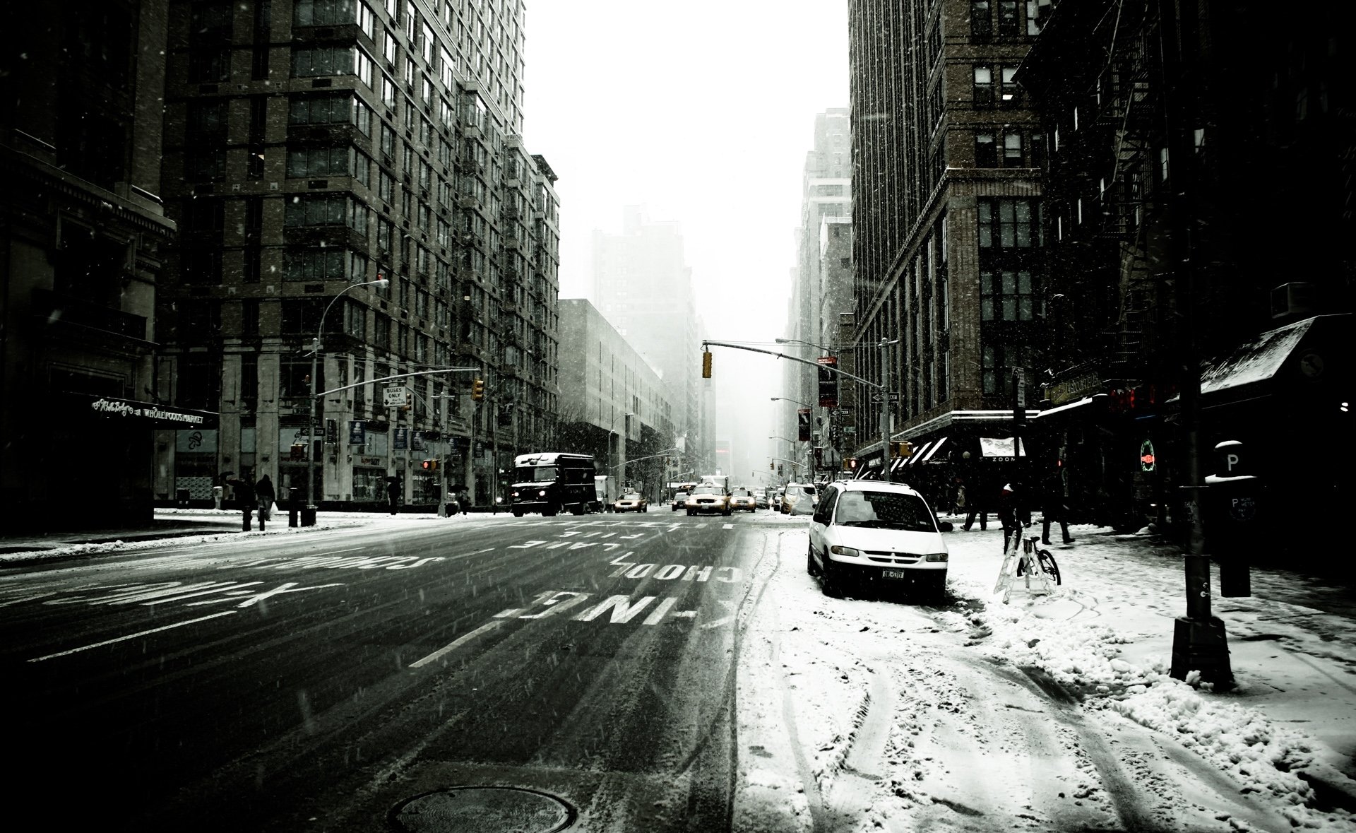 new york city stadt amerika usa staaten wolkenkratzer winter schneesturm autos menschen taxis