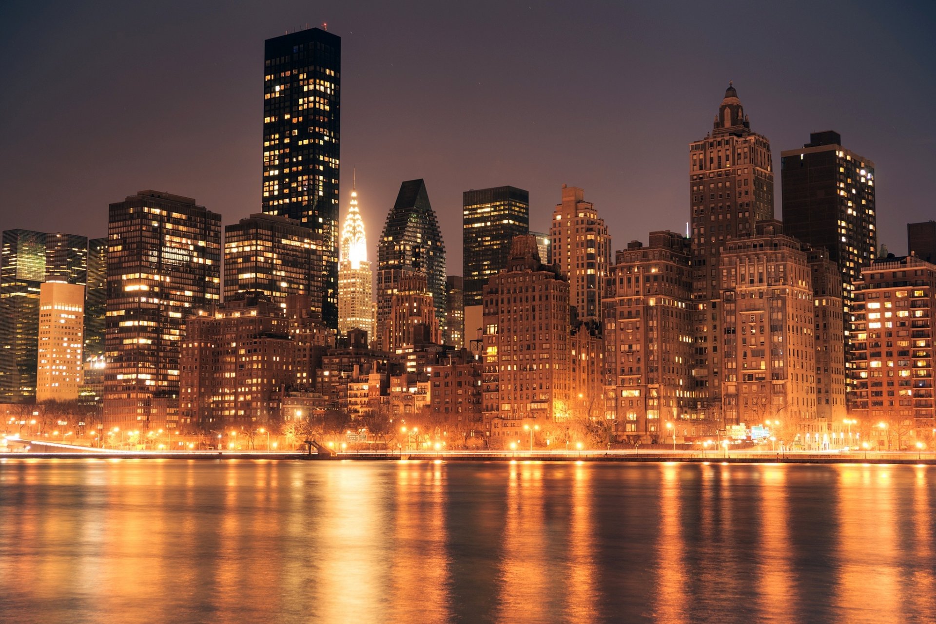 manhattan chrysler building nowy jork usa miasto wieczór światła drapacze chmur budynki wieżowce woda światło odblaski odbicie