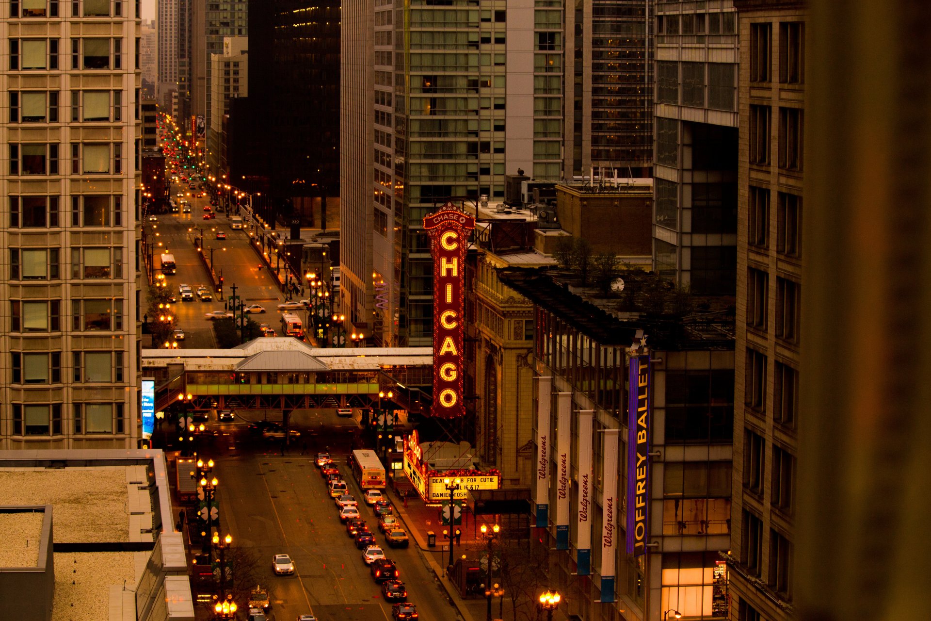 chicago illinois miasto ulica drapacze chmur budynki wieczór światła