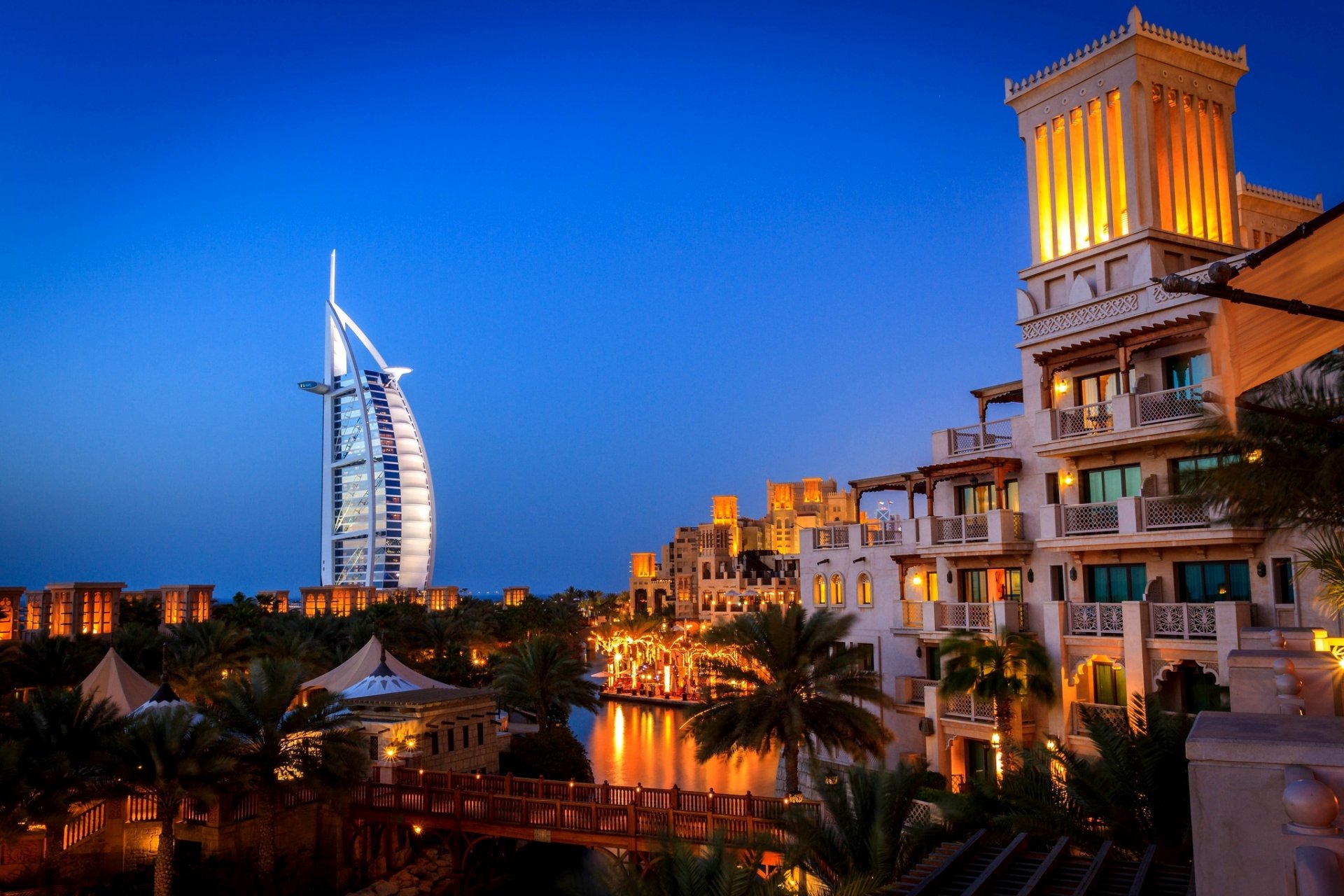 mina a salam dubai emiratos árabes unidos ciudad hotel noche edificios puente palmeras