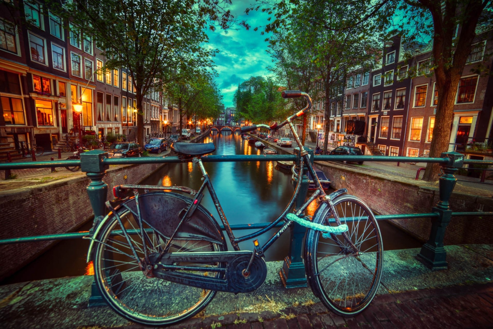 amsterdam ville pays-bas vélo soirée pont canal rivière bateaux lumières lanternes maisons bâtiments lumière