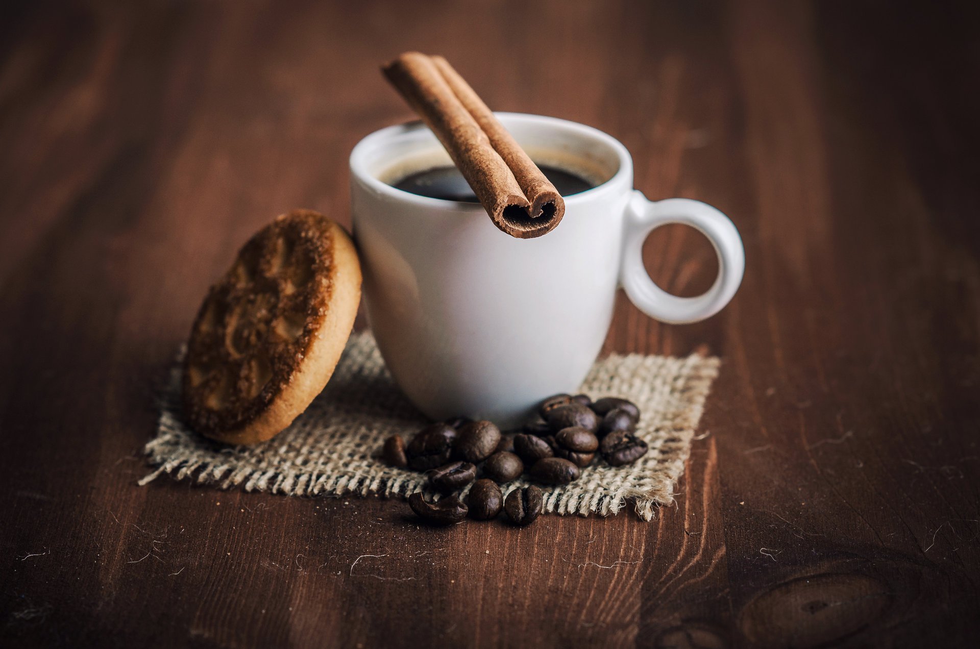 chicchi di caffè tazza caffè bevanda cannella biscotti