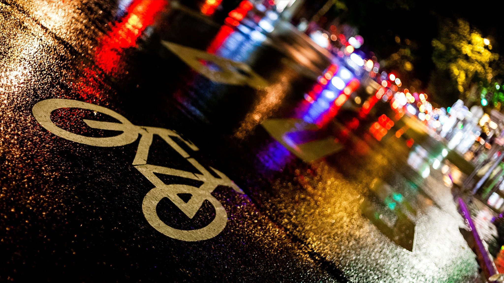 paris ile de france ile de france frankreich stadt nacht straße straße boulevard bürgersteig asphalt nass regen fahrrad schild lichter bokeh