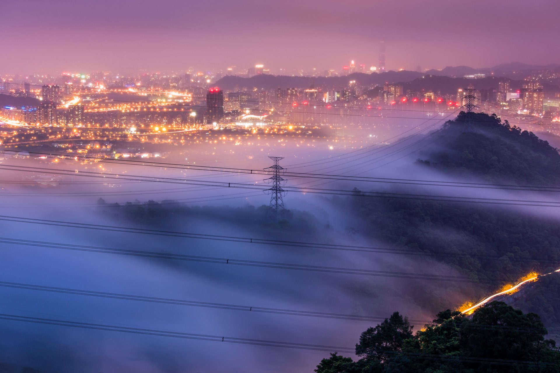 china república popular china taiwán taipei ciudad lila cielo niebla neblina luces iluminación árboles colinas soportes cables vista altura panorama