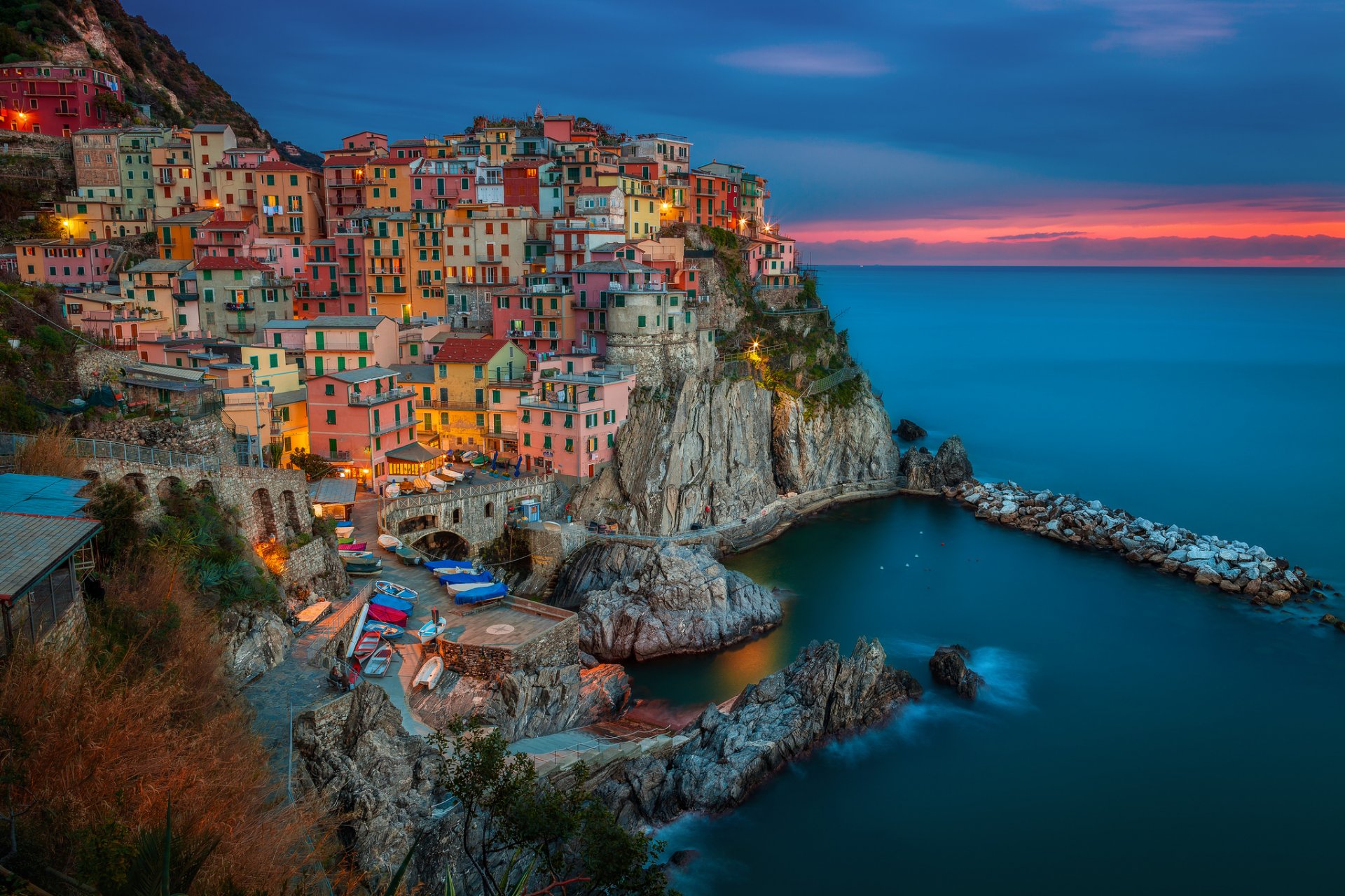 manarola italien provinz della spezia cinque terre cinque terre stadt abend sonnenuntergang häuser gebäude küste küste boote steine ligurisches meer felsen landschaft natur