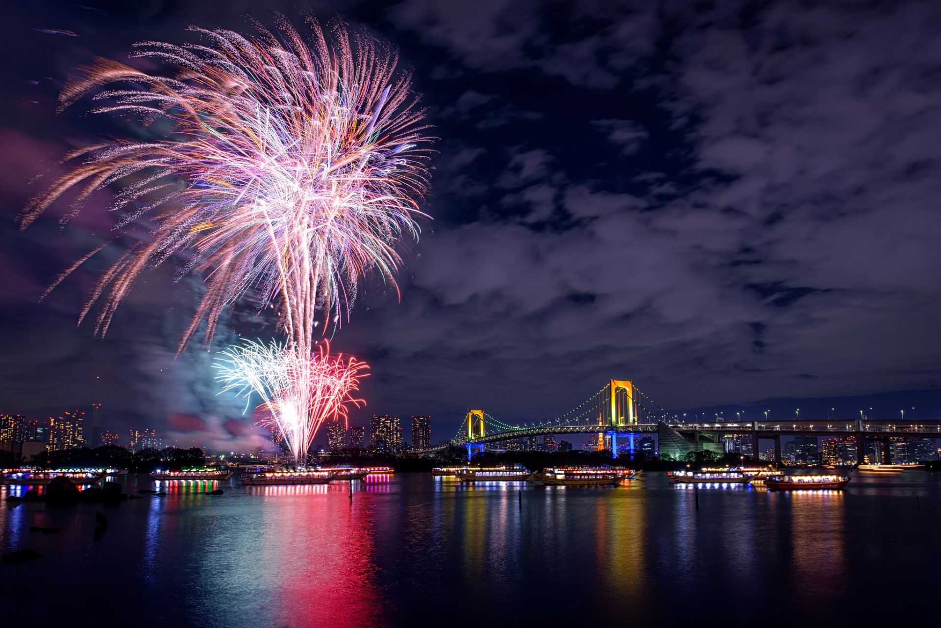 japan tokio hauptstadt nacht nachtstadt brücke fluss lichter feuerwerk feuerwerk urlaub