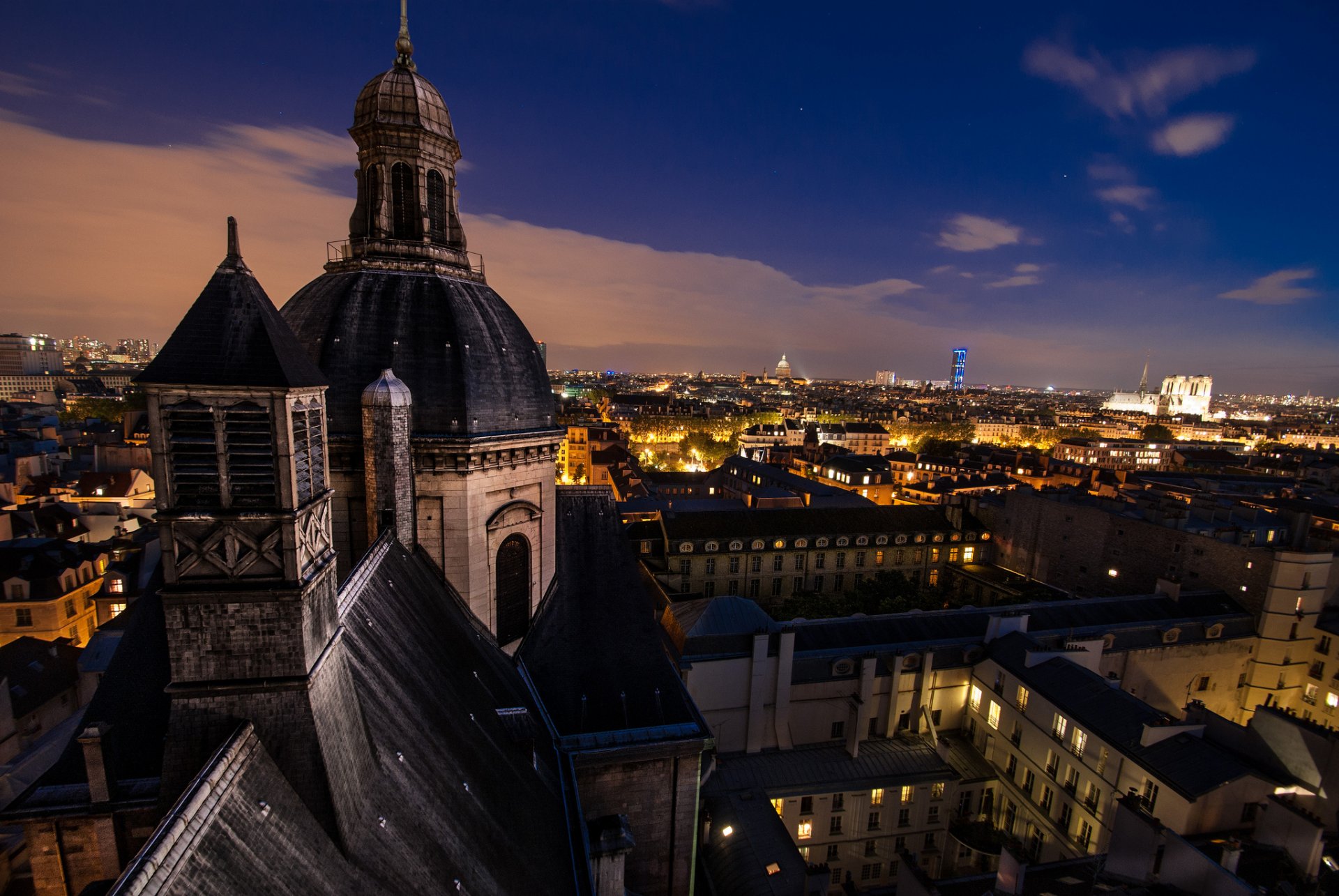 francja paryż miasto noc architektura dachy budynki kopuła domy