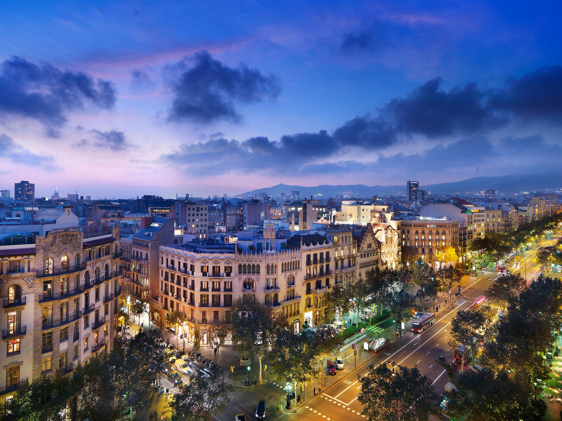 miasto hiszpania barcelona wieczór domy ulica droga architektura góry chmury