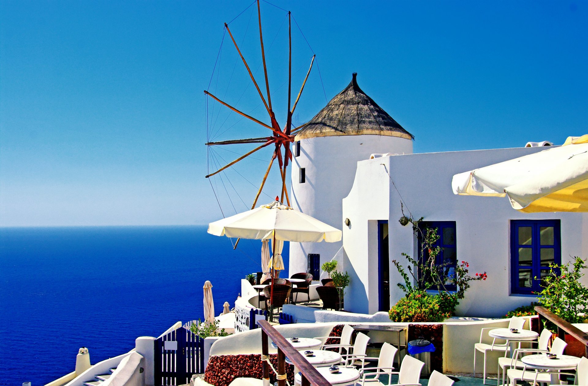 grèce oia santorin ville moulin moulin à vent maisons tables chaises parasols mer nature